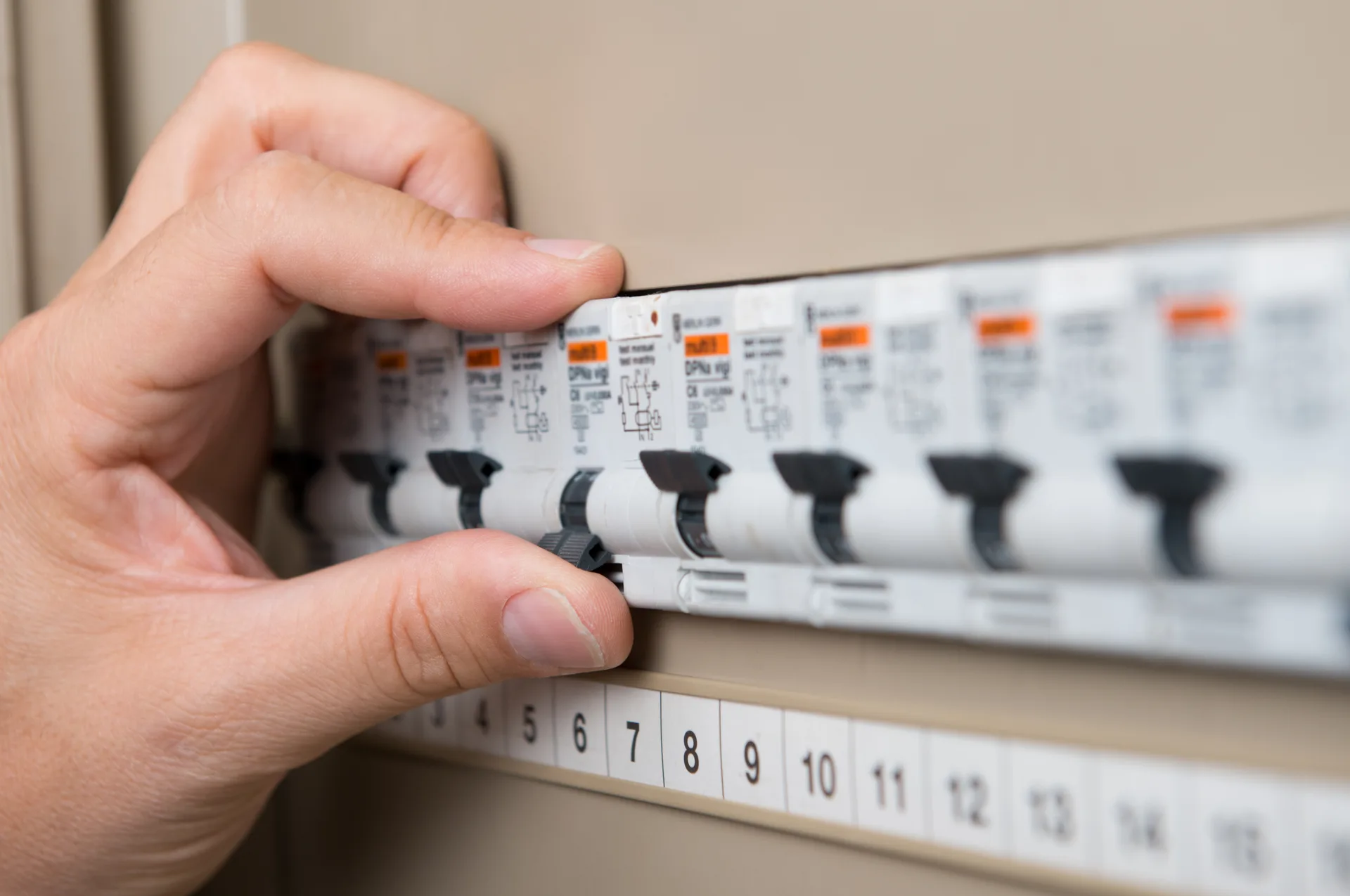 Electrician Wamberal, licensed electricians serving Wamberal